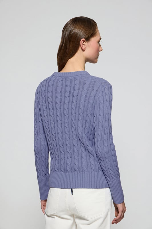 Unser Zopfstrickpullover aus Baumwolle für Damen besticht durch sein Design. Sein einzigartiges Flechtmuster verleiht ihm Struktur und Raffinesse, während gerippte Details an Kragen, Ärmeln und Saum für eine bequeme Passform und ein ausgefeiltes Finish sorgen. Das marineblaue Nahtband am Kragen mit Polo Club Logo unterstreicht die Eleganz dieses Modells. Das emblematische Rigby Go Logo in Kontrastfarbe auf der Brust unterstreicht seine einzigartige Optik. Ideal für den Alltag oder um einem Casual Look einen Hauch von Eleganz zu verleihen.