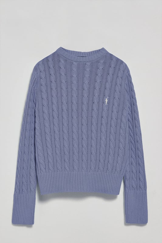 Unser Zopfstrickpullover aus Baumwolle für Damen besticht durch sein Design. Sein einzigartiges Flechtmuster verleiht ihm Struktur und Raffinesse, während gerippte Details an Kragen, Ärmeln und Saum für eine bequeme Passform und ein ausgefeiltes Finish sorgen. Das marineblaue Nahtband am Kragen mit Polo Club Logo unterstreicht die Eleganz dieses Modells. Das emblematische Rigby Go Logo in Kontrastfarbe auf der Brust unterstreicht seine einzigartige Optik. Ideal für den Alltag oder um einem Casual Look einen Hauch von Eleganz zu verleihen.
