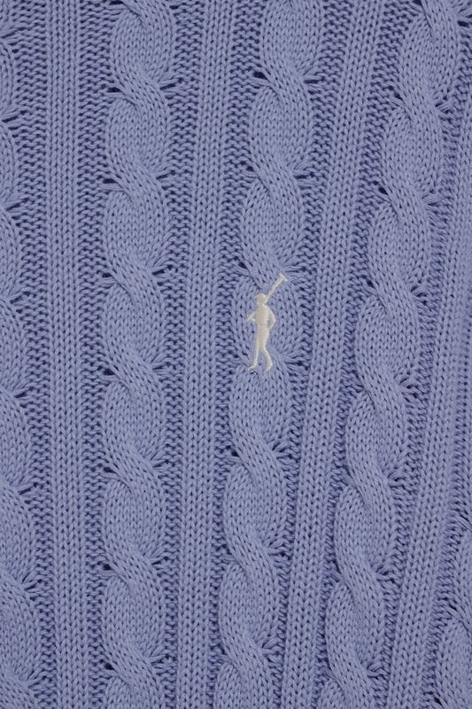 Unser Zopfstrickpullover aus Baumwolle für Damen besticht durch sein Design. Sein einzigartiges Flechtmuster verleiht ihm Struktur und Raffinesse, während gerippte Details an Kragen, Ärmeln und Saum für eine bequeme Passform und ein ausgefeiltes Finish sorgen. Das marineblaue Nahtband am Kragen mit Polo Club Logo unterstreicht die Eleganz dieses Modells. Das emblematische Rigby Go Logo in Kontrastfarbe auf der Brust unterstreicht seine einzigartige Optik. Ideal für den Alltag oder um einem Casual Look einen Hauch von Eleganz zu verleihen.