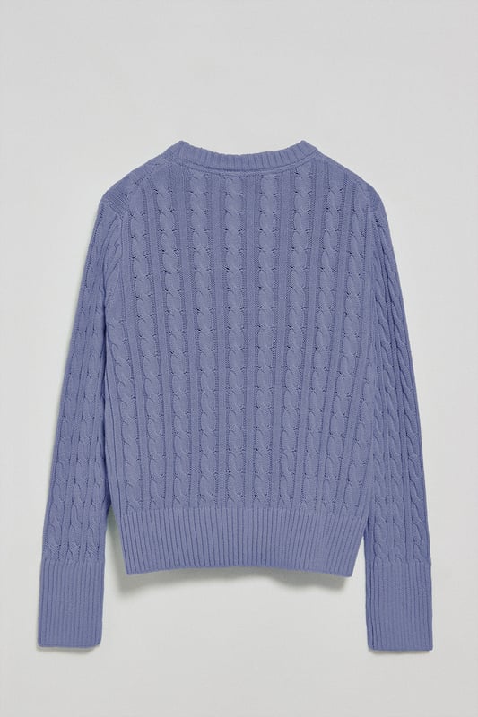Unser Zopfstrickpullover aus Baumwolle für Damen besticht durch sein Design. Sein einzigartiges Flechtmuster verleiht ihm Struktur und Raffinesse, während gerippte Details an Kragen, Ärmeln und Saum für eine bequeme Passform und ein ausgefeiltes Finish sorgen. Das marineblaue Nahtband am Kragen mit Polo Club Logo unterstreicht die Eleganz dieses Modells. Das emblematische Rigby Go Logo in Kontrastfarbe auf der Brust unterstreicht seine einzigartige Optik. Ideal für den Alltag oder um einem Casual Look einen Hauch von Eleganz zu verleihen.