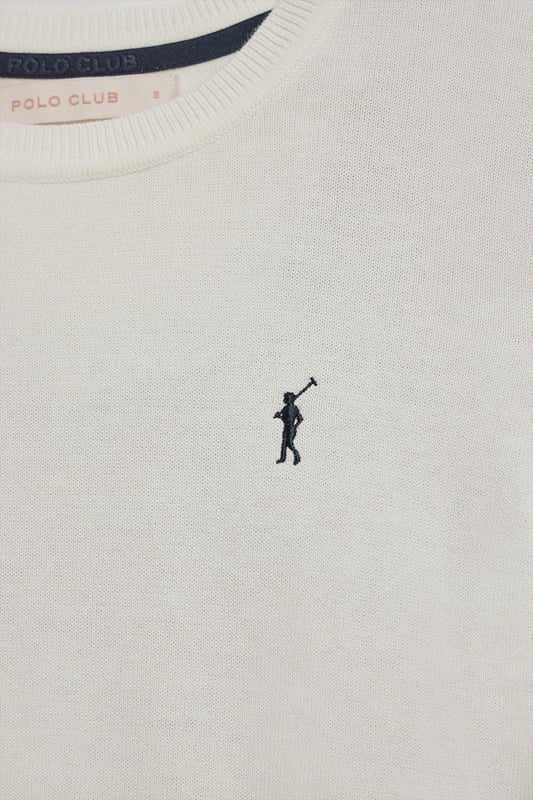 Dieser kurzärmlige Damenstrickpullover ist die perfekte Kombination aus Eleganz und Komfort. Er ist aus weicher Baumwolle gefertigt und hat eine reguläre Passform, die sich sanft an die Silhouette anschmiegt. Der Rundhalsausschnitt und die gerippten Abschlüsse an den Ärmeln, am Kragen und am Bund sorgen für einen bequemen Sitz. Das marineblaue Nahtband am Kragen mit Polo Club Logo unterstreicht die Eleganz dieses Modells. Das emblematische Rigby Go Logo in Kontrastfarbe auf der Brust unterstreicht seine einzigartige Optik. Ideal allein getragen der in Kombination mit unserer geknöpften Strickjacke.