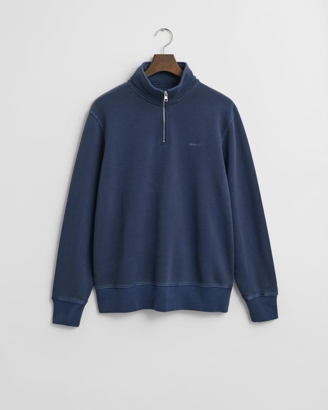 Made from 100% cotton in a loopback texture, this sweatshirt has been garment washed for a sunfaded, lived-in look. Designed for a regular fit, it features raglan sleeves, a half-zip collar, and logo embroidery at the chest. The soft ribbed cuffs and hem complete the design.

Regular fit
Half-zip collar
Ribbed hem and cuffs
GANT logo embroidered at chest

 100% Cotton 

2067036
 
 