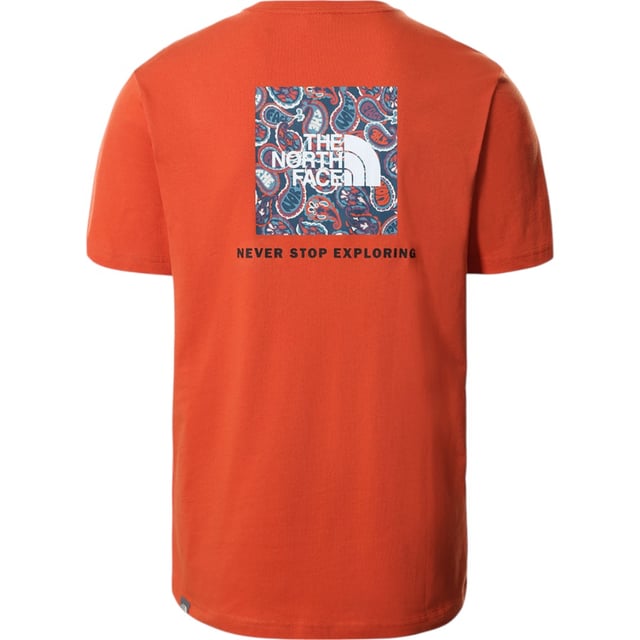 The North Face 24/7 Red box Regular T-Shirt. Engineered comfort you can trust, whether out adventuring or worn in a more casual setting. Short-sleeved tee from The North Face equipped with a stretchy rib crew neck collar for a great snug versatile feel, straight cut hem, The North Face left chest branding and large box logo and ‘Never Stop Exploring’ graphics to reverse