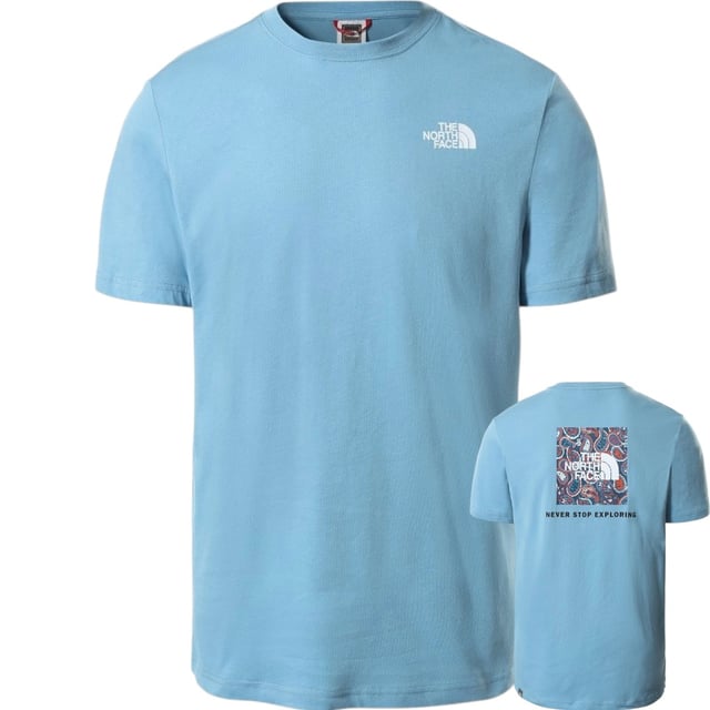 The North Face 24/7 Red box Regular T-Shirt. Engineered comfort you can trust, whether out adventuring or worn in a more casual setting. Short-sleeved tee from The North Face equipped with a stretchy rib crew neck collar for a great snug versatile feel, straight cut hem, The North Face left chest branding and large box logo and ‘Never Stop Exploring’ graphics to reverse