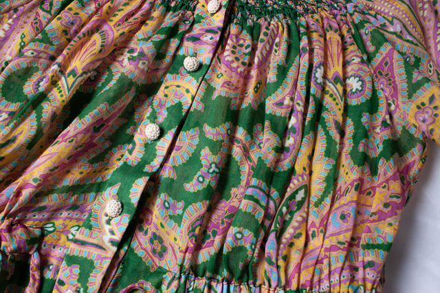 VINTAGE, RRP AS NEW
Zimmerman, paisley printed blouse. The item is in very good condition.
 • CONDITION: very good condition 

• SIZE: 1 - S 

• MEASUREMENTS: length 65 cm, width 48 cm, waist 40 cm, shoulder width 45 cm, sleeve length 62 cm

• MATERIAL: 100% rami 

• CARE: dry cleaning 

• COLOR: multicolor Measurments:  length: 650 mm