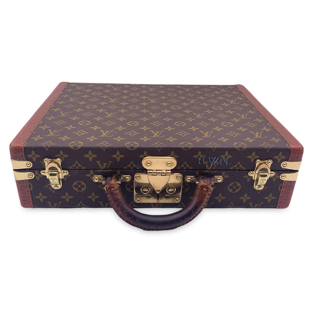 VINTAGE, RRP SOM NY

Denna fantastiska vintage Louis Vuitton 'President' hårda portfölj är ett verkligt samlarobjekt, en symbol för både lyx och funktionalitet som bara blir bättre med åren. Tillverkad av det ikoniska monogramcanvaset och accentuerad med äkta läder, utstrålar denna portfölj tidlös elegans. LV-monogrammen är subtilt präglade på trimmet, vilket ger en extra dimension av sofistikering till designen. Det rundade läderhandtaget ger ett bekvämt och hållbart grepp, perfekt för att bära denna utsökta bit från möte till möte. Inuti har canvasinredningen ett enda läderband med spänne, vilket erbjuder säker förvaring för viktiga dokument och personliga föremål. Den ikoniska Louis Vuitton 'S'-låset med nyckel håller dina saker säkra, förstärkt av två kompletterande trunkspärrar som ytterligare förbättrar väskans robusta struktur. Denna portfölj köptes 1978 och bär initialerna 'H.W.N' tryckta på framsidan, en personlig touch som vittnar om sin unika historia. Med sin distinkta blandning av funktion, hantverk och karaktär förblir denna vintage Louis Vuitton 'President' portfölj ett sofistikerat val för dem som uppskattar de finare sakerna i livet.

Skickbetyg: C - ANVÄNDT
Skickdetaljer: Vissa mörka fläckar och slitage på läderhandtaget (handtaget behöver definitivt bytas ut vid något tillfälle). Viss användning på lädertrimmet (några repor och viss blekning på LV-logotyperna). Viss slitage på hörnen. Minimal slitage på den interna foder. Det centrala låset snäpper upp när du trycker på trycklåset, men fjädern är redan lite sliten, så låset öppnas inte helt av sig själv. Detta påverkar dock inte dess användning. Initialerna från den första ägaren var tryckta på framsidan av väskan. Vänligen se fotona och/eller fråga om du har några tvivel eller behöver mer information.

Mått (cm):
Djup: 7,6
Höjd: 33,0
Längd: 43,2

Övriga detaljer:
Dustbag? Nej
Nycklar? Nej
Ask? Nej

Mått: bredd: 76 mm, längd: 432 mm, höjd: 330 mm