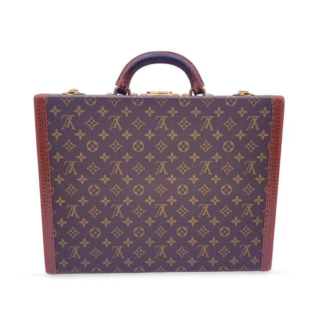 VINTAGE, RRP SOM NY

Denna fantastiska vintage Louis Vuitton 'President' hårda portfölj är ett verkligt samlarobjekt, en symbol för både lyx och funktionalitet som bara blir bättre med åren. Tillverkad av det ikoniska monogramcanvaset och accentuerad med äkta läder, utstrålar denna portfölj tidlös elegans. LV-monogrammen är subtilt präglade på trimmet, vilket ger en extra dimension av sofistikering till designen. Det rundade läderhandtaget ger ett bekvämt och hållbart grepp, perfekt för att bära denna utsökta bit från möte till möte. Inuti har canvasinredningen ett enda läderband med spänne, vilket erbjuder säker förvaring för viktiga dokument och personliga föremål. Den ikoniska Louis Vuitton 'S'-låset med nyckel håller dina saker säkra, förstärkt av två kompletterande trunkspärrar som ytterligare förbättrar väskans robusta struktur. Denna portfölj köptes 1978 och bär initialerna 'H.W.N' tryckta på framsidan, en personlig touch som vittnar om sin unika historia. Med sin distinkta blandning av funktion, hantverk och karaktär förblir denna vintage Louis Vuitton 'President' portfölj ett sofistikerat val för dem som uppskattar de finare sakerna i livet.

Skickbetyg: C - ANVÄNDT
Skickdetaljer: Vissa mörka fläckar och slitage på läderhandtaget (handtaget behöver definitivt bytas ut vid något tillfälle). Viss användning på lädertrimmet (några repor och viss blekning på LV-logotyperna). Viss slitage på hörnen. Minimal slitage på den interna foder. Det centrala låset snäpper upp när du trycker på trycklåset, men fjädern är redan lite sliten, så låset öppnas inte helt av sig själv. Detta påverkar dock inte dess användning. Initialerna från den första ägaren var tryckta på framsidan av väskan. Vänligen se fotona och/eller fråga om du har några tvivel eller behöver mer information.

Mått (cm):
Djup: 7,6
Höjd: 33,0
Längd: 43,2

Övriga detaljer:
Dustbag? Nej
Nycklar? Nej
Ask? Nej

Mått: bredd: 76 mm, längd: 432 mm, höjd: 330 mm