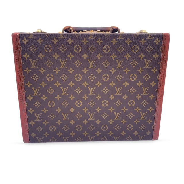 VINTAGE, RRP SOM NY

Denna fantastiska vintage Louis Vuitton 'President' hårda portfölj är ett verkligt samlarobjekt, en symbol för både lyx och funktionalitet som bara blir bättre med åren. Tillverkad av det ikoniska monogramcanvaset och accentuerad med äkta läder, utstrålar denna portfölj tidlös elegans. LV-monogrammen är subtilt präglade på trimmet, vilket ger en extra dimension av sofistikering till designen. Det rundade läderhandtaget ger ett bekvämt och hållbart grepp, perfekt för att bära denna utsökta bit från möte till möte. Inuti har canvasinredningen ett enda läderband med spänne, vilket erbjuder säker förvaring för viktiga dokument och personliga föremål. Den ikoniska Louis Vuitton 'S'-låset med nyckel håller dina saker säkra, förstärkt av två kompletterande trunkspärrar som ytterligare förbättrar väskans robusta struktur. Denna portfölj köptes 1978 och bär initialerna 'H.W.N' tryckta på framsidan, en personlig touch som vittnar om sin unika historia. Med sin distinkta blandning av funktion, hantverk och karaktär förblir denna vintage Louis Vuitton 'President' portfölj ett sofistikerat val för dem som uppskattar de finare sakerna i livet.

Skickbetyg: C - ANVÄNDT
Skickdetaljer: Vissa mörka fläckar och slitage på läderhandtaget (handtaget behöver definitivt bytas ut vid något tillfälle). Viss användning på lädertrimmet (några repor och viss blekning på LV-logotyperna). Viss slitage på hörnen. Minimal slitage på den interna foder. Det centrala låset snäpper upp när du trycker på trycklåset, men fjädern är redan lite sliten, så låset öppnas inte helt av sig själv. Detta påverkar dock inte dess användning. Initialerna från den första ägaren var tryckta på framsidan av väskan. Vänligen se fotona och/eller fråga om du har några tvivel eller behöver mer information.

Mått (cm):
Djup: 7,6
Höjd: 33,0
Längd: 43,2

Övriga detaljer:
Dustbag? Nej
Nycklar? Nej
Ask? Nej

Mått: bredd: 76 mm, längd: 432 mm, höjd: 330 mm