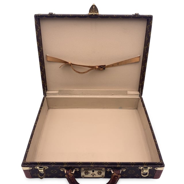 VINTAGE, RRP SOM NY

Denna fantastiska vintage Louis Vuitton 'President' hårda portfölj är ett verkligt samlarobjekt, en symbol för både lyx och funktionalitet som bara blir bättre med åren. Tillverkad av det ikoniska monogramcanvaset och accentuerad med äkta läder, utstrålar denna portfölj tidlös elegans. LV-monogrammen är subtilt präglade på trimmet, vilket ger en extra dimension av sofistikering till designen. Det rundade läderhandtaget ger ett bekvämt och hållbart grepp, perfekt för att bära denna utsökta bit från möte till möte. Inuti har canvasinredningen ett enda läderband med spänne, vilket erbjuder säker förvaring för viktiga dokument och personliga föremål. Den ikoniska Louis Vuitton 'S'-låset med nyckel håller dina saker säkra, förstärkt av två kompletterande trunkspärrar som ytterligare förbättrar väskans robusta struktur. Denna portfölj köptes 1978 och bär initialerna 'H.W.N' tryckta på framsidan, en personlig touch som vittnar om sin unika historia. Med sin distinkta blandning av funktion, hantverk och karaktär förblir denna vintage Louis Vuitton 'President' portfölj ett sofistikerat val för dem som uppskattar de finare sakerna i livet.

Skickbetyg: C - ANVÄNDT
Skickdetaljer: Vissa mörka fläckar och slitage på läderhandtaget (handtaget behöver definitivt bytas ut vid något tillfälle). Viss användning på lädertrimmet (några repor och viss blekning på LV-logotyperna). Viss slitage på hörnen. Minimal slitage på den interna foder. Det centrala låset snäpper upp när du trycker på trycklåset, men fjädern är redan lite sliten, så låset öppnas inte helt av sig själv. Detta påverkar dock inte dess användning. Initialerna från den första ägaren var tryckta på framsidan av väskan. Vänligen se fotona och/eller fråga om du har några tvivel eller behöver mer information.

Mått (cm):
Djup: 7,6
Höjd: 33,0
Längd: 43,2

Övriga detaljer:
Dustbag? Nej
Nycklar? Nej
Ask? Nej

Mått: bredd: 76 mm, längd: 432 mm, höjd: 330 mm