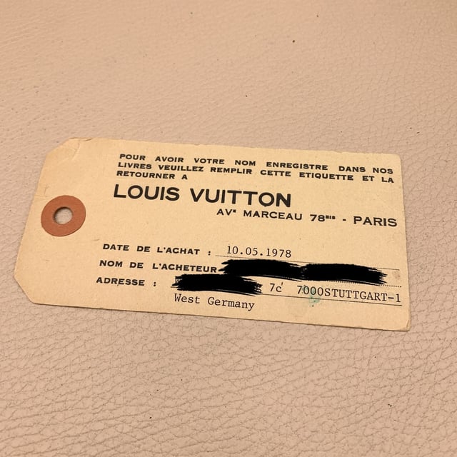 VINTAGE, RRP SOM NY

Denna fantastiska vintage Louis Vuitton 'President' hårda portfölj är ett verkligt samlarobjekt, en symbol för både lyx och funktionalitet som bara blir bättre med åren. Tillverkad av det ikoniska monogramcanvaset och accentuerad med äkta läder, utstrålar denna portfölj tidlös elegans. LV-monogrammen är subtilt präglade på trimmet, vilket ger en extra dimension av sofistikering till designen. Det rundade läderhandtaget ger ett bekvämt och hållbart grepp, perfekt för att bära denna utsökta bit från möte till möte. Inuti har canvasinredningen ett enda läderband med spänne, vilket erbjuder säker förvaring för viktiga dokument och personliga föremål. Den ikoniska Louis Vuitton 'S'-låset med nyckel håller dina saker säkra, förstärkt av två kompletterande trunkspärrar som ytterligare förbättrar väskans robusta struktur. Denna portfölj köptes 1978 och bär initialerna 'H.W.N' tryckta på framsidan, en personlig touch som vittnar om sin unika historia. Med sin distinkta blandning av funktion, hantverk och karaktär förblir denna vintage Louis Vuitton 'President' portfölj ett sofistikerat val för dem som uppskattar de finare sakerna i livet.

Skickbetyg: C - ANVÄNDT
Skickdetaljer: Vissa mörka fläckar och slitage på läderhandtaget (handtaget behöver definitivt bytas ut vid något tillfälle). Viss användning på lädertrimmet (några repor och viss blekning på LV-logotyperna). Viss slitage på hörnen. Minimal slitage på den interna foder. Det centrala låset snäpper upp när du trycker på trycklåset, men fjädern är redan lite sliten, så låset öppnas inte helt av sig själv. Detta påverkar dock inte dess användning. Initialerna från den första ägaren var tryckta på framsidan av väskan. Vänligen se fotona och/eller fråga om du har några tvivel eller behöver mer information.

Mått (cm):
Djup: 7,6
Höjd: 33,0
Längd: 43,2

Övriga detaljer:
Dustbag? Nej
Nycklar? Nej
Ask? Nej

Mått: bredd: 76 mm, längd: 432 mm, höjd: 330 mm