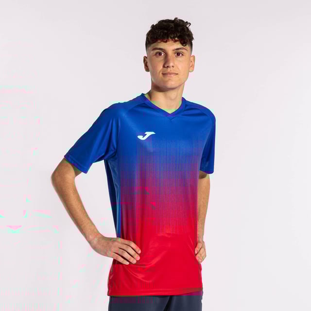 Color: Azul, Rojo Rojo Mangas: Corta Escote: Escote en V Detalles: Tecnología Micro-Mesh en áreas altamente transpirables, diseño de sublimación Largo: Normal Calce: Regular Uso: Actividades deportivas