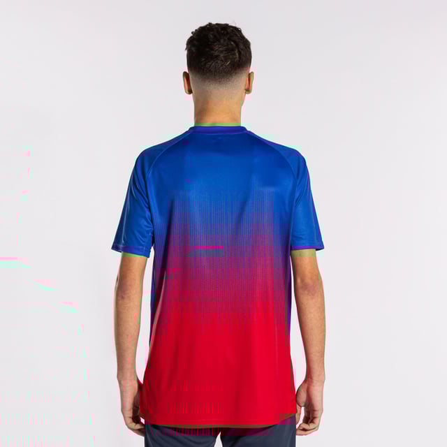 Color: Azul, Rojo Rojo Mangas: Corta Escote: Escote en V Detalles: Tecnología Micro-Mesh en áreas altamente transpirables, diseño de sublimación Largo: Normal Calce: Regular Uso: Actividades deportivas