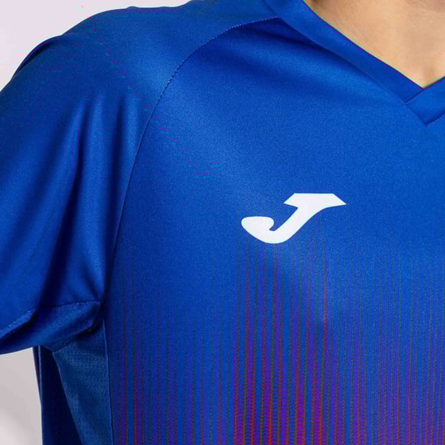 Color: Azul, Rojo Rojo Mangas: Corta Escote: Escote en V Detalles: Tecnología Micro-Mesh en áreas altamente transpirables, diseño de sublimación Largo: Normal Calce: Regular Uso: Actividades deportivas