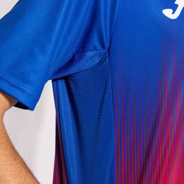Color: Azul, Rojo Rojo Mangas: Corta Escote: Escote en V Detalles: Tecnología Micro-Mesh en áreas altamente transpirables, diseño de sublimación Largo: Normal Calce: Regular Uso: Actividades deportivas