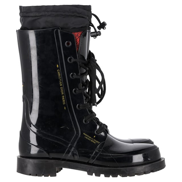 VINTAGE, RRP AS NEW
Step into high-end luxury with the Dior Diorcamp Mid Calf Boots in sleek black rubber. Made in Italy, these boots combine durability with chic sophistication, featuring a glossy rubber finish and premium fabric accents. The versatile design ensures they effortlessly elevate both day and night looks. Whether you're navigating city streets or attending an event, these boots are sure to stand out with their unique fusion of style and function.

with dust bag

Dior Diorcamp Mid Calf Boots in Black Rubber 
Condition: Good
Signs of wear: Minor markings, Used but well maintained. Moderate creasing and marks at surface, wear at soles or replaced soles, scuffing on the sides
Packaging: Dust bag
Color: black
Material: rubber
Size: EU | 41
Measurements: Insole length: 290
SKU: NAPPUGBSH462917W