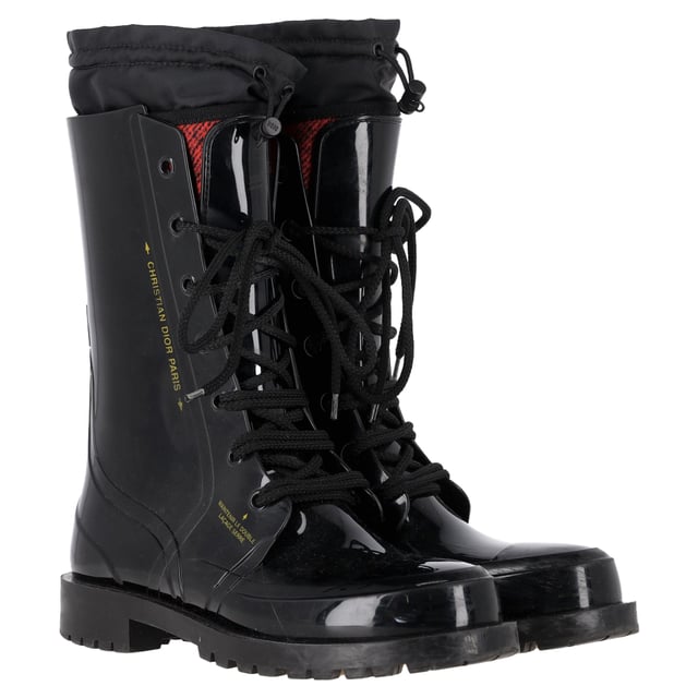 VINTAGE, RRP AS NEW
Step into high-end luxury with the Dior Diorcamp Mid Calf Boots in sleek black rubber. Made in Italy, these boots combine durability with chic sophistication, featuring a glossy rubber finish and premium fabric accents. The versatile design ensures they effortlessly elevate both day and night looks. Whether you're navigating city streets or attending an event, these boots are sure to stand out with their unique fusion of style and function.

with dust bag

Dior Diorcamp Mid Calf Boots in Black Rubber 
Condition: Good
Signs of wear: Minor markings, Used but well maintained. Moderate creasing and marks at surface, wear at soles or replaced soles, scuffing on the sides
Packaging: Dust bag
Color: black
Material: rubber
Size: EU | 41
Measurements: Insole length: 290
SKU: NAPPUGBSH462917W