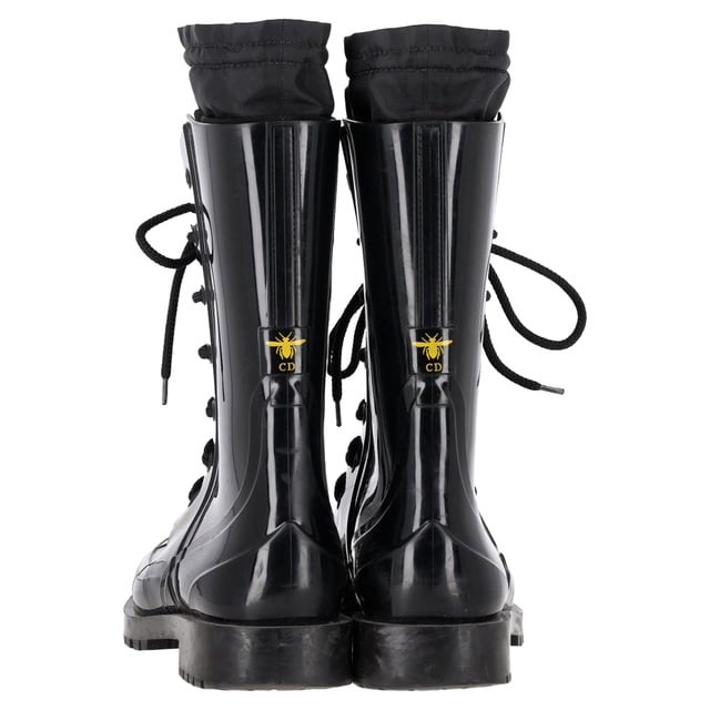 VINTAGE, RRP AS NEW
Step into high-end luxury with the Dior Diorcamp Mid Calf Boots in sleek black rubber. Made in Italy, these boots combine durability with chic sophistication, featuring a glossy rubber finish and premium fabric accents. The versatile design ensures they effortlessly elevate both day and night looks. Whether you're navigating city streets or attending an event, these boots are sure to stand out with their unique fusion of style and function.

with dust bag

Dior Diorcamp Mid Calf Boots in Black Rubber 
Condition: Good
Signs of wear: Minor markings, Used but well maintained. Moderate creasing and marks at surface, wear at soles or replaced soles, scuffing on the sides
Packaging: Dust bag
Color: black
Material: rubber
Size: EU | 41
Measurements: Insole length: 290
SKU: NAPPUGBSH462917W