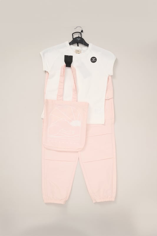 This 3-Piece outfit set by Fudo includes a garment-dyed T-shirt with a printed chest logo, woven cargo trousers featuring side pockets and knee pleats, and a matching printed tote bag. A stylish, practical set perfect for everyday adventures, offering both comfort and versatility.