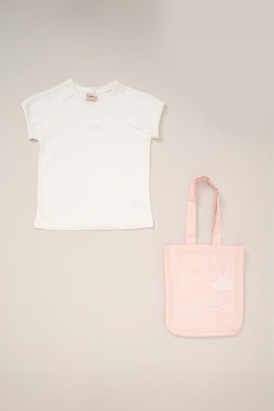 This 3-Piece outfit set by Fudo includes a garment-dyed T-shirt with a printed chest logo, woven cargo trousers featuring side pockets and knee pleats, and a matching printed tote bag. A stylish, practical set perfect for everyday adventures, offering both comfort and versatility.