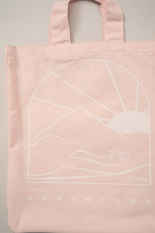 This 3-Piece outfit set by Fudo includes a garment-dyed T-shirt with a printed chest logo, woven cargo trousers featuring side pockets and knee pleats, and a matching printed tote bag. A stylish, practical set perfect for everyday adventures, offering both comfort and versatility.