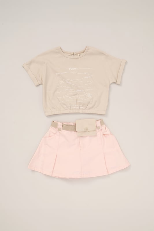 This 2-Piece outfit set from Fudo includes a stylish T-shirt with a large print, rolled sleeves, an elasticated hem, and a keyhole fastening. The matching skort is pleated, made from woven material, and features a detachable fabric belt with a purse. A chic and functional outfit for your little one!