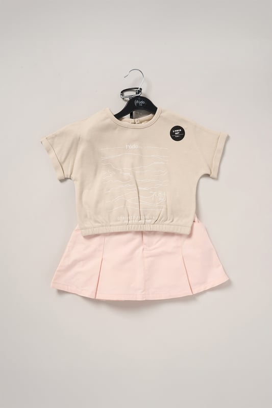 This 2-Piece outfit set from Fudo includes a stylish T-shirt with a large print, rolled sleeves, an elasticated hem, and a keyhole fastening. The matching skort is pleated, made from woven material, and features a detachable fabric belt with a purse. A chic and functional outfit for your little one!