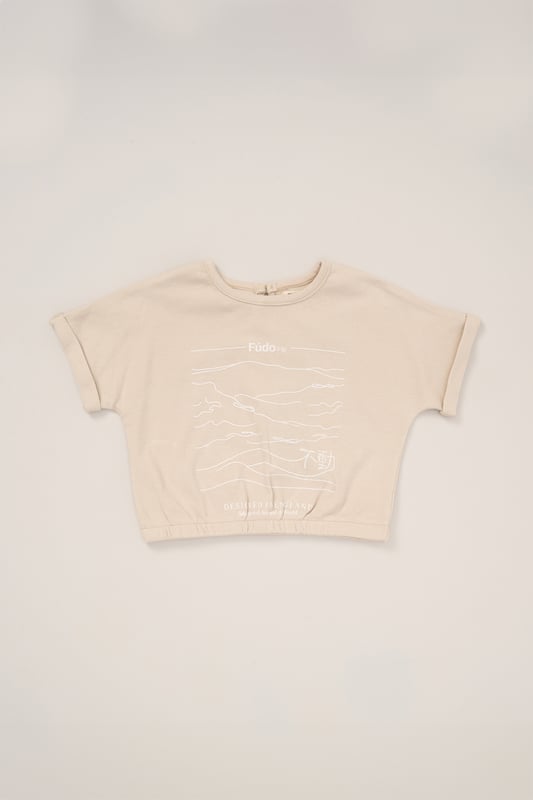 This 2-Piece outfit set from Fudo includes a stylish T-shirt with a large print, rolled sleeves, an elasticated hem, and a keyhole fastening. The matching skort is pleated, made from woven material, and features a detachable fabric belt with a purse. A chic and functional outfit for your little one!