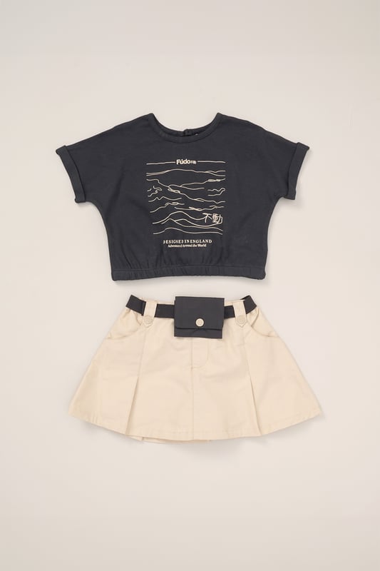 This 2-Piece outfit set from Fudo includes a stylish T-shirt with a large print, rolled sleeves, an elasticated hem, and a keyhole fastening. The matching skort is pleated, made from woven material, and features a detachable fabric belt with a purse. A chic and functional outfit for your little one!