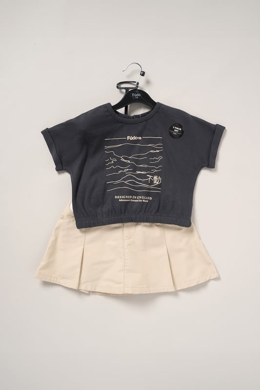 This 2-Piece outfit set from Fudo includes a stylish T-shirt with a large print, rolled sleeves, an elasticated hem, and a keyhole fastening. The matching skort is pleated, made from woven material, and features a detachable fabric belt with a purse. A chic and functional outfit for your little one!