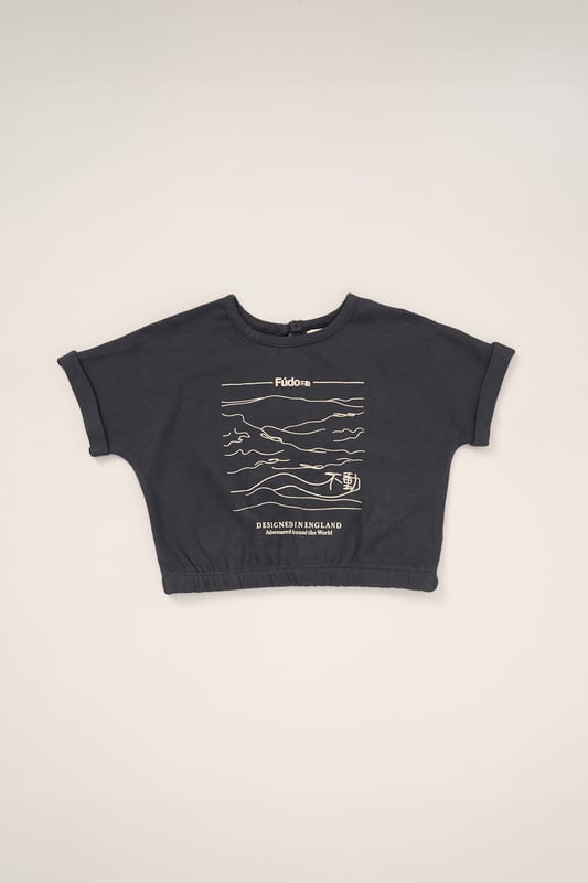 This 2-Piece outfit set from Fudo includes a stylish T-shirt with a large print, rolled sleeves, an elasticated hem, and a keyhole fastening. The matching skort is pleated, made from woven material, and features a detachable fabric belt with a purse. A chic and functional outfit for your little one!