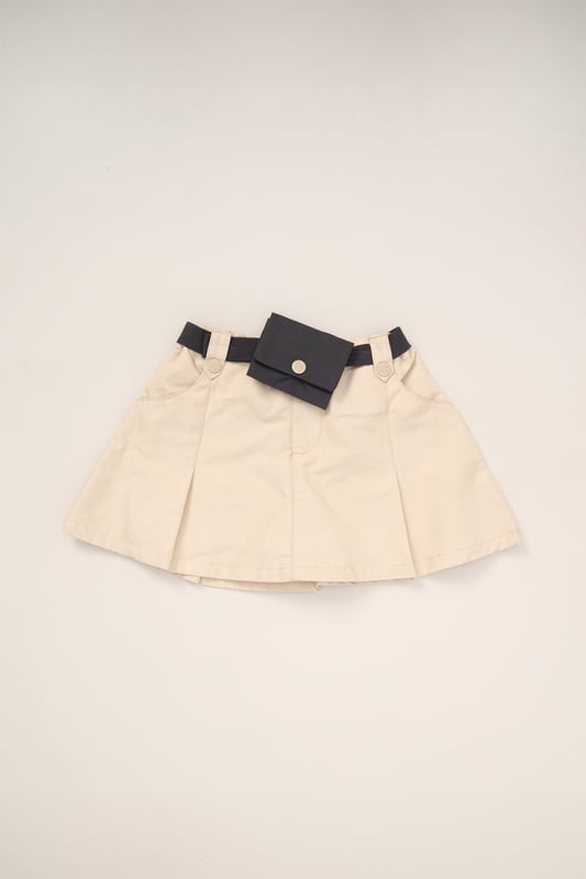 This 2-Piece outfit set from Fudo includes a stylish T-shirt with a large print, rolled sleeves, an elasticated hem, and a keyhole fastening. The matching skort is pleated, made from woven material, and features a detachable fabric belt with a purse. A chic and functional outfit for your little one!