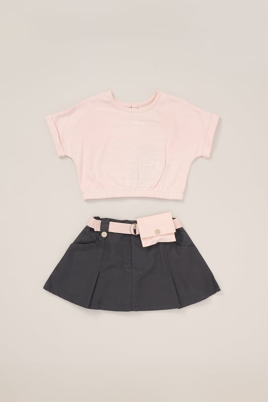This 2-Piece outfit set from Fudo includes a stylish T-shirt with a large print, rolled sleeves, an elasticated hem, and a keyhole fastening. The matching skort is pleated, made from woven material, and features a detachable fabric belt with a purse. A chic and functional outfit for your little one!