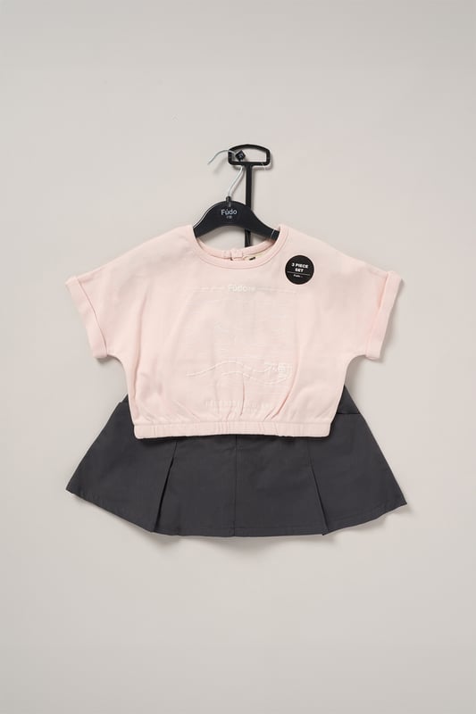This 2-Piece outfit set from Fudo includes a stylish T-shirt with a large print, rolled sleeves, an elasticated hem, and a keyhole fastening. The matching skort is pleated, made from woven material, and features a detachable fabric belt with a purse. A chic and functional outfit for your little one!
