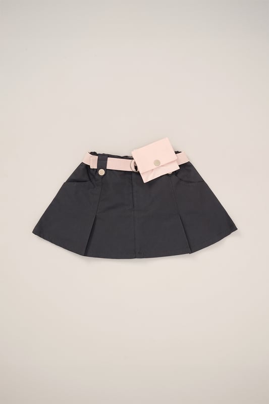 This 2-Piece outfit set from Fudo includes a stylish T-shirt with a large print, rolled sleeves, an elasticated hem, and a keyhole fastening. The matching skort is pleated, made from woven material, and features a detachable fabric belt with a purse. A chic and functional outfit for your little one!