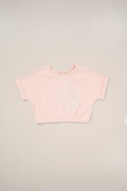 This 2-Piece outfit set from Fudo includes a stylish T-shirt with a large print, rolled sleeves, an elasticated hem, and a keyhole fastening. The matching skort is pleated, made from woven material, and features a detachable fabric belt with a purse. A chic and functional outfit for your little one!