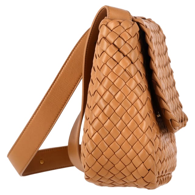 VINTAGE, RRP AS NEW
 The Bottega Veneta Small Cobble Intrecciato Shoulder Bag in Brown Leather is a stunning example of the brand’s signature craftsmanship, featuring the iconic intrecciato weave in rich brown leather for a timeless, luxurious look. Its compact size offers ample space for your essentials, while the adjustable shoulder strap ensures comfort and ease of wear. Pair it with a tailored blazer and jeans for an elevated, everyday look, or carry it with a chic dress for a more polished, evening-ready outfit. The warm brown hue makes this versatile bag a perfect addition to both casual and formal ensembles.

Bottega Veneta Small Cobble Intrecciato Shoulder Bag in Brown Leather

Condition: Excellent
Signs of wear: No retail tag, No visible sign of wear., 
Packaging: Dust bag
Color: Brown | ochre
Material: Leather | lambskin leather
Size: One Size | One Size
Measurements: Width: 80; Height: 220; Length: 260; Handle drop: 390; Strap length: 1020
SKU: NAPPUGBBA463447W