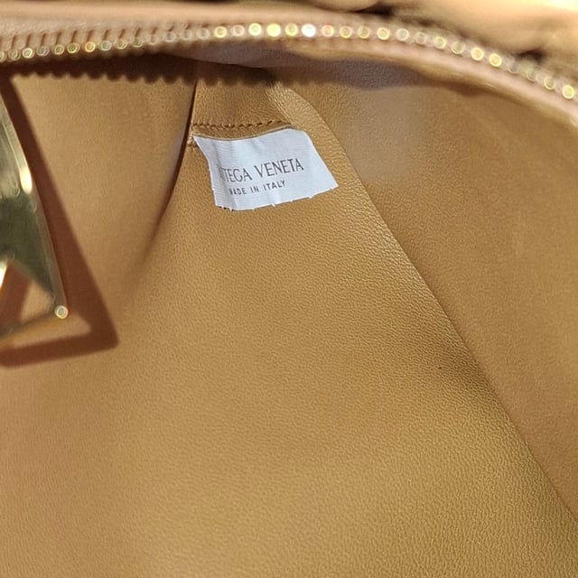 VINTAGE, RRP AS NEW
 The Bottega Veneta Small Cobble Intrecciato Shoulder Bag in Brown Leather is a stunning example of the brand’s signature craftsmanship, featuring the iconic intrecciato weave in rich brown leather for a timeless, luxurious look. Its compact size offers ample space for your essentials, while the adjustable shoulder strap ensures comfort and ease of wear. Pair it with a tailored blazer and jeans for an elevated, everyday look, or carry it with a chic dress for a more polished, evening-ready outfit. The warm brown hue makes this versatile bag a perfect addition to both casual and formal ensembles.

Bottega Veneta Small Cobble Intrecciato Shoulder Bag in Brown Leather

Condition: Excellent
Signs of wear: No retail tag, No visible sign of wear., 
Packaging: Dust bag
Color: Brown | ochre
Material: Leather | lambskin leather
Size: One Size | One Size
Measurements: Width: 80; Height: 220; Length: 260; Handle drop: 390; Strap length: 1020
SKU: NAPPUGBBA463447W