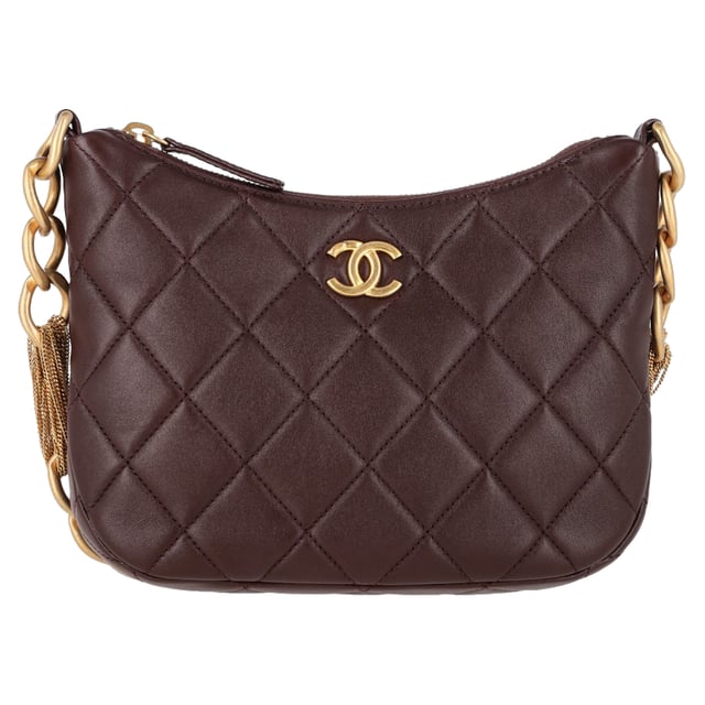 VINTAGE, RRP AS NEW
The Chanel CC Quilted Mixed Chain Hobo Shoulder Bag in brown leather exudes timeless luxury with its iconic quilted design and mixed metal chain straps. Crafted from rich brown leather, it adds a sophisticated touch to any ensemble while offering practicality with its spacious interior. For a chic, everyday look, pair it with a tailored coat and jeans, or dress it up with a silk blouse and midi skirt for an elegant evening outing. This versatile bag effortlessly elevates any outfit, making it a must-have statement piece for the modern woman.

 Chanel CC Quilted Mixed Chain Hobo Shoulder Bag in Brown Leather

Condition: Excellent
Signs of wear: No retail tag, No visible sign of wear., 
Packaging: Dust bag
Color: Brown | ochre
Material: Leather | lambskin leather
Size: One Size | One Size
Measurements: Width: 60; Height: 160; Length: 230; Handle drop: 270; Strap length: 540
SKU: NAPPUGBBA462952W