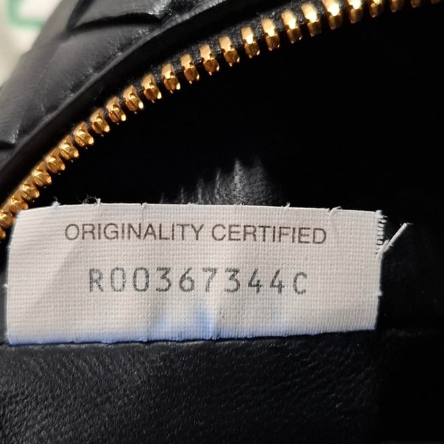 VINTAGE, RRP AS NEW
The Bottega Veneta Wallace Shoulder Bag is a sophisticated piece that exudes the brand's signature craftsmanship. Made from luxurious black calfskin, the bag features the iconic Intrecciato weaving technique, adding a rich texture to its sleek design. The adjustable shoulder strap ensures a perfect fit, while the zippered closure secures your essentials in the spacious main compartment. With its minimalist design and timeless appeal, this bag effortlessly complements any wardrobe.


with Dust bag

Bottega Veneta Wallace Shoulder Bag in Black Leather
Condition: very good
Signs of wear: light marks on interior and exterior
Packaging: Dust bag
Color: black
Material: Leather | calfskin leather
Size: One Size | One Size
Measurements: Width: 270; Height: 170; Length: 250; Handle drop: 270; Strap length: 0
SKU: NAPPUGBBA462459W