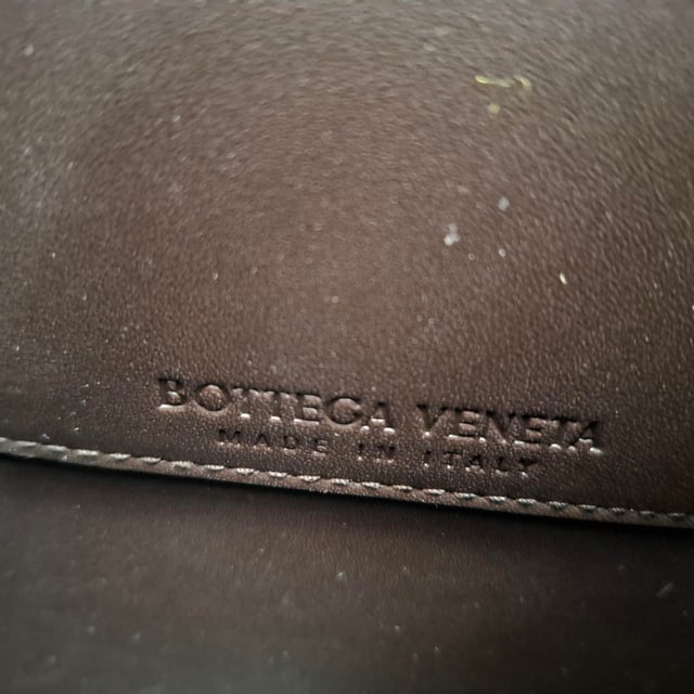 VINTAGE, RRP AS NEW
The Bottega Veneta Mount Bermuda Top Handle Bag in Black Calf Leather exudes timeless sophistication and craftsmanship, with its sleek silhouette and iconic intrecciato weave. Made from premium calf leather, this bag offers a luxurious touch while maintaining practicality with its structured design. Perfect for elevating both day and evening looks, the bag’s versatile black color seamlessly pairs with any outfit. Style it with a tailored blazer and high-waisted trousers for a refined yet modern statement.

 Bottega Veneta Mount Bermuda Top Handle Bag in Black Calf Leather

Condition: Very good
Signs of wear: No retail tag, Minor sign of wear or markings., Lightly used but very well maintained. Minor creasing, light worn corners, light scratches.
Packaging: Dust bag
Color: Black
Material: Leather | calfskin leather
Size: One Size | One Size
Measurements: Width: 160; Height: 235; Length: 345; Handle drop: 150; Strap length: 270
SKU: NAPPUGBBA462749W
