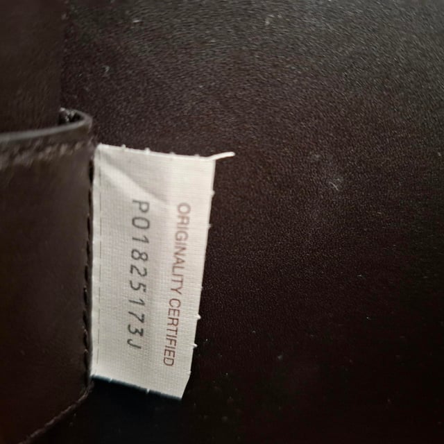 VINTAGE, RRP AS NEW
The Bottega Veneta Mount Bermuda Top Handle Bag in Black Calf Leather exudes timeless sophistication and craftsmanship, with its sleek silhouette and iconic intrecciato weave. Made from premium calf leather, this bag offers a luxurious touch while maintaining practicality with its structured design. Perfect for elevating both day and evening looks, the bag’s versatile black color seamlessly pairs with any outfit. Style it with a tailored blazer and high-waisted trousers for a refined yet modern statement.

 Bottega Veneta Mount Bermuda Top Handle Bag in Black Calf Leather

Condition: Very good
Signs of wear: No retail tag, Minor sign of wear or markings., Lightly used but very well maintained. Minor creasing, light worn corners, light scratches.
Packaging: Dust bag
Color: Black
Material: Leather | calfskin leather
Size: One Size | One Size
Measurements: Width: 160; Height: 235; Length: 345; Handle drop: 150; Strap length: 270
SKU: NAPPUGBBA462749W