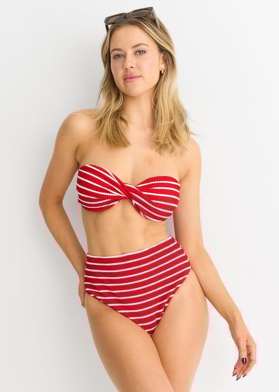 Maak een statement in onze Red Textured Twist Front Stripe Bikini Top. De gedurfde rode kleur met textuurdetails en het twist front ontwerp voegt een vleugje elegantie toe aan je strandlook. De flatterende strepen accentueren je rondingen waardoor het perfect is voor elke gelegenheid.