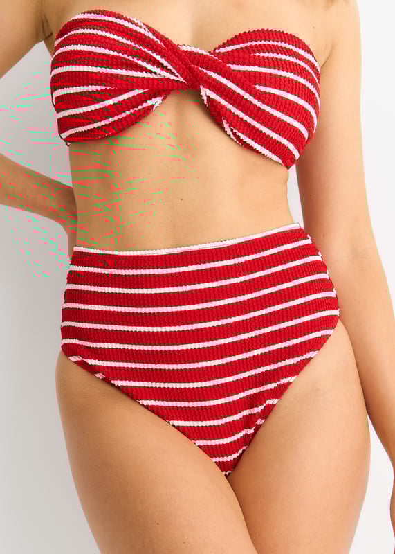Maak een statement in onze Red Textured Twist Front Stripe Bikini Top. De gedurfde rode kleur met textuurdetails en het twist front ontwerp voegt een vleugje elegantie toe aan je strandlook. De flatterende strepen accentueren je rondingen waardoor het perfect is voor elke gelegenheid.