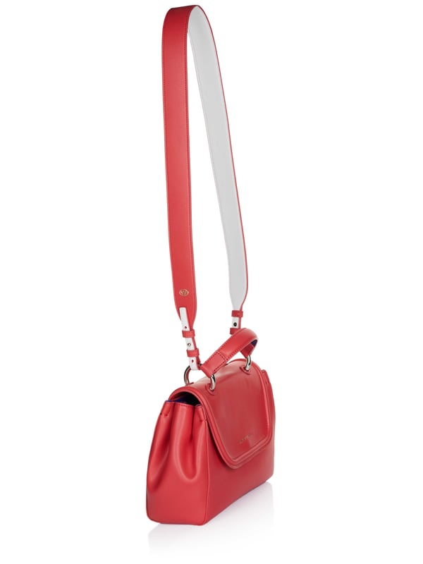 100% PVC; Bolsa Emporio Armani; Modelo: Y3A088 YH24A 82277; Fabricación de alta calidad; Un compartimento principal con solapa, un compartimento interior; Un mango; Una correa de hombro desmontable y ajustable; Material interior, correa de hombro y patas en colores contrastantes; Detalles metálicos en color dorado; Detalles del logo de Emporio Armani.