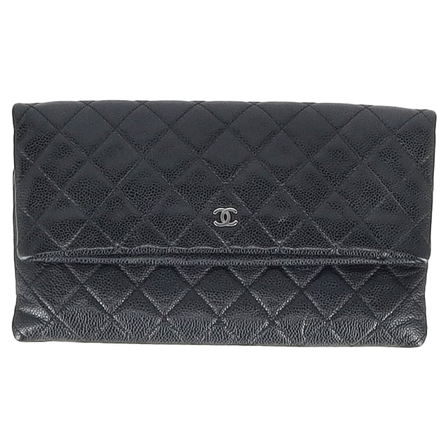 VINTAGE, RRP AS NEW
Elegance meets functionality in the Chanel Beauty CC Quilted Caviar Clutch in black leather. This luxurious clutch is meticulously crafted from quilted lambskin leather, offering a timeless and refined look. The classic Chanel CC logo embossed on the front adds a signature touch, while the sleek, fold-over design elevates the overall aesthetic.

Inside, the clutch features a burgundy fabric interior that perfectly complements the sophisticated black exterior. The inner-framed zipper flap secures your essentials in style, making this clutch not only a stunning accessory but also a practical one. Whether for evening events or special occasions, this piece is the epitome of luxury and refinement.

Chanel Beauty CC Quilted Caviar Clutch in Black Leather
Condition: Very good
Signs of wear: No retail tag, No visible sign of wear., Lightly used but very well maintained. Minor creasing, light worn corners, light scratches.
Packaging: None
Color: black
Material: Leather | leather
Size: One Size | One Size
Measurements: Width: 270; Height: 170; Length: 260
SKU: NAPPUGBBA462914W