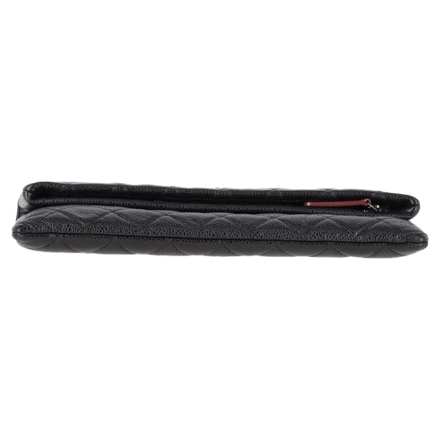 VINTAGE, RRP AS NEW
Elegance meets functionality in the Chanel Beauty CC Quilted Caviar Clutch in black leather. This luxurious clutch is meticulously crafted from quilted lambskin leather, offering a timeless and refined look. The classic Chanel CC logo embossed on the front adds a signature touch, while the sleek, fold-over design elevates the overall aesthetic.

Inside, the clutch features a burgundy fabric interior that perfectly complements the sophisticated black exterior. The inner-framed zipper flap secures your essentials in style, making this clutch not only a stunning accessory but also a practical one. Whether for evening events or special occasions, this piece is the epitome of luxury and refinement.

Chanel Beauty CC Quilted Caviar Clutch in Black Leather
Condition: Very good
Signs of wear: No retail tag, No visible sign of wear., Lightly used but very well maintained. Minor creasing, light worn corners, light scratches.
Packaging: None
Color: black
Material: Leather | leather
Size: One Size | One Size
Measurements: Width: 270; Height: 170; Length: 260
SKU: NAPPUGBBA462914W