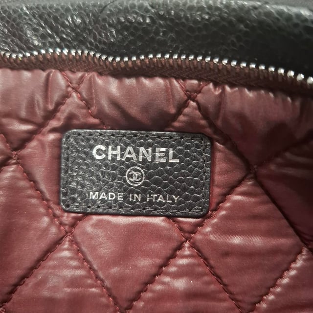 VINTAGE, RRP AS NEW
Elegance meets functionality in the Chanel Beauty CC Quilted Caviar Clutch in black leather. This luxurious clutch is meticulously crafted from quilted lambskin leather, offering a timeless and refined look. The classic Chanel CC logo embossed on the front adds a signature touch, while the sleek, fold-over design elevates the overall aesthetic.

Inside, the clutch features a burgundy fabric interior that perfectly complements the sophisticated black exterior. The inner-framed zipper flap secures your essentials in style, making this clutch not only a stunning accessory but also a practical one. Whether for evening events or special occasions, this piece is the epitome of luxury and refinement.

Chanel Beauty CC Quilted Caviar Clutch in Black Leather
Condition: Very good
Signs of wear: No retail tag, No visible sign of wear., Lightly used but very well maintained. Minor creasing, light worn corners, light scratches.
Packaging: None
Color: black
Material: Leather | leather
Size: One Size | One Size
Measurements: Width: 270; Height: 170; Length: 260
SKU: NAPPUGBBA462914W