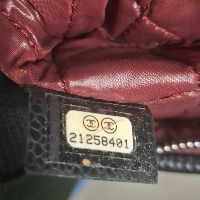 VINTAGE, RRP AS NEW
Elegance meets functionality in the Chanel Beauty CC Quilted Caviar Clutch in black leather. This luxurious clutch is meticulously crafted from quilted lambskin leather, offering a timeless and refined look. The classic Chanel CC logo embossed on the front adds a signature touch, while the sleek, fold-over design elevates the overall aesthetic.

Inside, the clutch features a burgundy fabric interior that perfectly complements the sophisticated black exterior. The inner-framed zipper flap secures your essentials in style, making this clutch not only a stunning accessory but also a practical one. Whether for evening events or special occasions, this piece is the epitome of luxury and refinement.

Chanel Beauty CC Quilted Caviar Clutch in Black Leather
Condition: Very good
Signs of wear: No retail tag, No visible sign of wear., Lightly used but very well maintained. Minor creasing, light worn corners, light scratches.
Packaging: None
Color: black
Material: Leather | leather
Size: One Size | One Size
Measurements: Width: 270; Height: 170; Length: 260
SKU: NAPPUGBBA462914W
