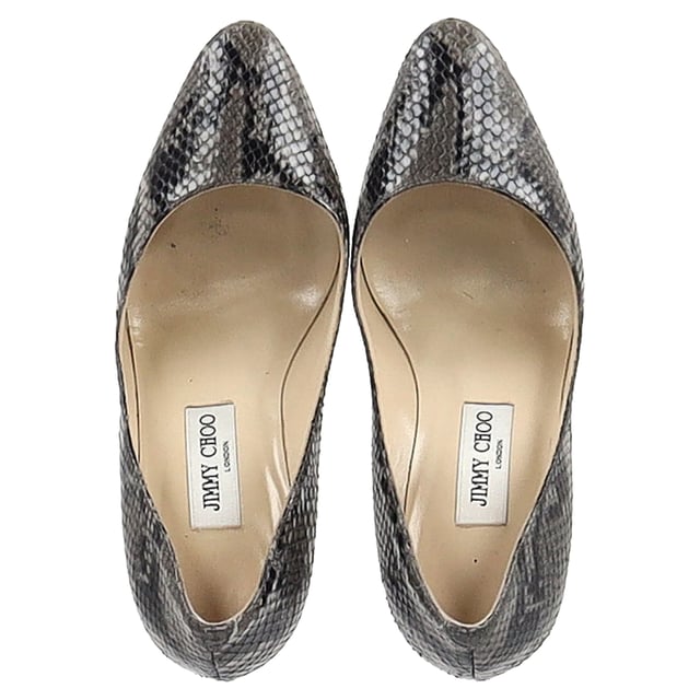 VINTAGE, RRP AS NEW


Step into a world of elegance and luxury with the Jimmy Choo Romy Pumps in exotic elaphe leather. These pointed-toe pumps are the perfect balance of sleek sophistication and modern appeal, featuring a textured elaphe leather for a subtle yet stunning touch. Ideal for both formal occasions and chic night outs, they offer the perfect combination of style, comfort, and versatility.
with box


Jimmy Choo Romy Pumps in Elaphe Leather 
Condition: good
Signs of wear: Include Box., No visible sign of wear. No Mark at insole., Lightly used but very well maintained. Minor mark at soles & creasing, light scuffing at the soles and heels.
Packaging: Box
Color: animal print
Material: snake leather/elaphe
Size: EU | 39
Measurements: Heel height: 100; Insole length: 260
SKU: NAPPUGBSH462854W
