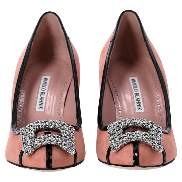 VINTAGE, RRP AS NEW
The Manolo Blahnik Tuberian Embellished Pumps in Peach Suede exude refined elegance, featuring a soft suede finish and delicate embellishments that catch the light with every step. The peach hue adds a feminine, fresh touch, making these pumps perfect for both daytime events and evening affairs. The sleek, pointed toe and refined silhouette create a sophisticated and flattering shape. Style them with a midi dress or tailored trousers for an elevated, chic look that blends timeless luxury with modern flair.

Manolo Blahnik Tuberian Embellished Pumps in Peach Suede

Condition: Excellent
Signs of wear: Out of store condition, No sign of being worn., No visible sign of wear. No Mark at insole., Include Box.
Packaging: Box
Color: Peach
Material: Suede | suede
Size: IT | 38.5
Measurements: Heel height: 95; Insole length: 245
SKU: NAPPUDESH463576W